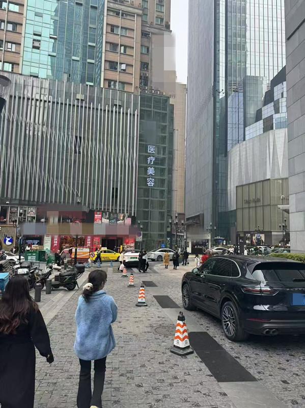 米兰体育超市女老板被口腔大夫1天做12项美容手术称隆胸后假体分裂维权反被打(图4)